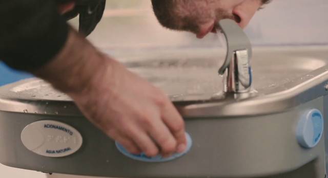 震惊！巴西的公交站牌居然会“吐”矿泉水！