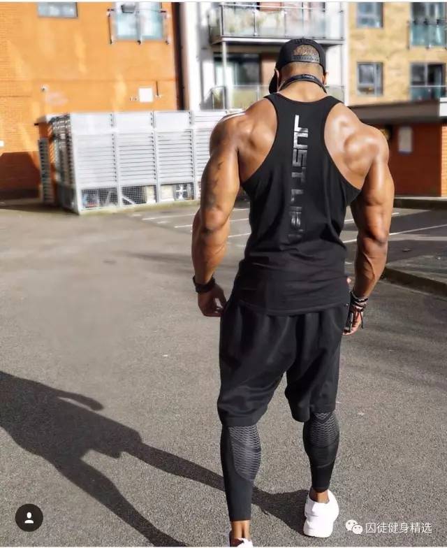 用雕刻刀雕刻动物,用木头雕刻熊猫