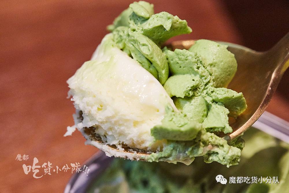 净往自己脸上贴金的冰激凌，还挺红