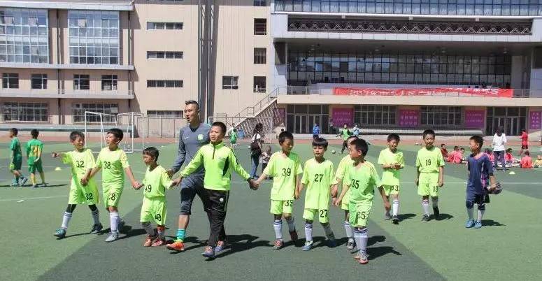 小学校园足球联赛活动简报,快乐足球联赛小学生