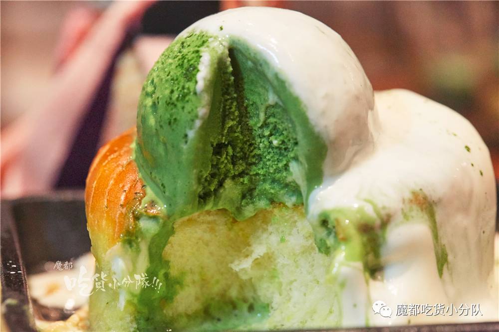 净往自己脸上贴金的冰激凌，还挺红