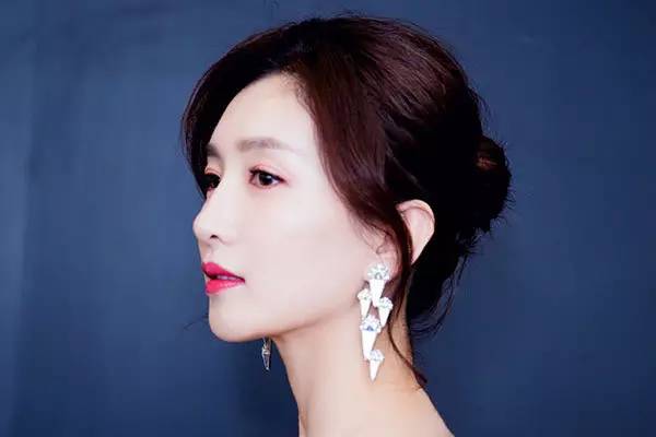 美容帮｜3道选择题，测出你的“真命唇色”（刘诗诗杨幂都这么做）