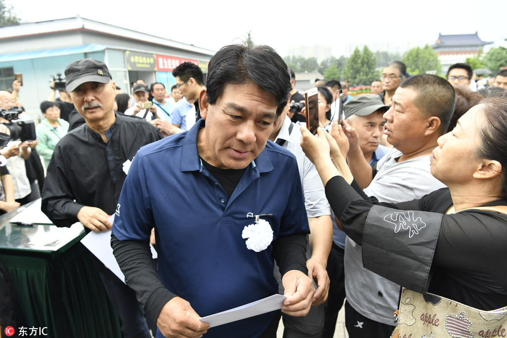 众名家雨中送别唐杰忠，姜昆痛哭：一定把相声说好，让老艺术家放心