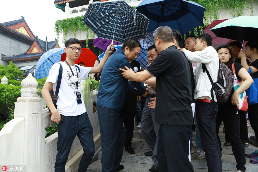 众名家雨中送别唐杰忠，姜昆痛哭：一定把相声说好，让老艺术家放心