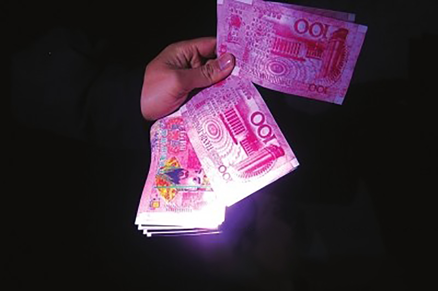 在路上捡冥币的视频,在街上捡到冥币怎么处理