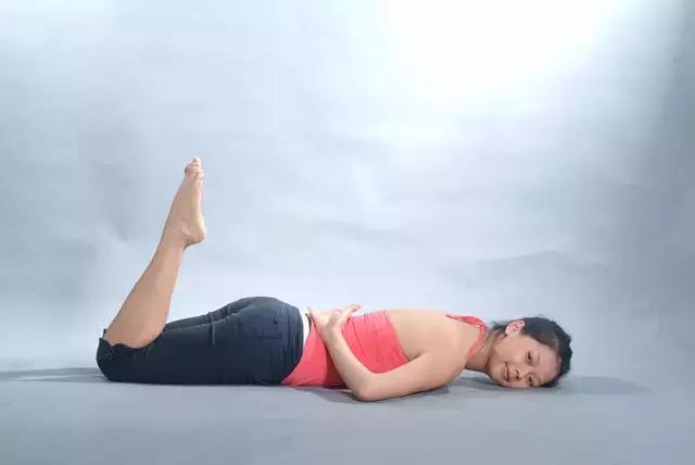 跪姿侧向踢普拉提,普拉提双腿踢动作