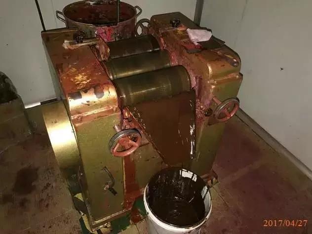 惊心!你高价代购的资生堂、欧莱雅、倩碧可能是假的!化工桶装满不知名原料,成本仅几毛钱!