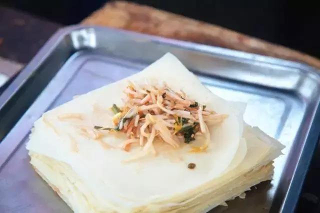 天津南开王顶堤美食大饼卷圈,到天津来必吃的早点之大饼卷圈