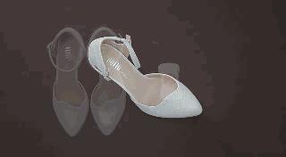 高跟鞋前面挤脚但是后跟掉怎么办,高跟鞋小了挤脚大了不跟脚怎么选