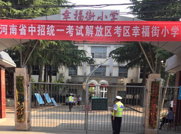 交警护学岗暖心守护,焦作交警护航员
