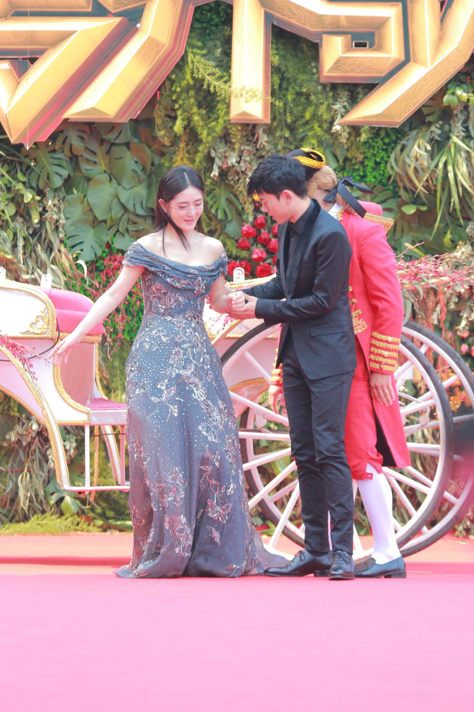 谢娜机场穿红色长裙被张杰夸赞,谢娜礼服三步一踩