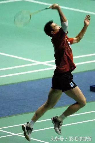 羽毛球高远球打不远练什么部位,为什么羽毛球高远球打不到后场