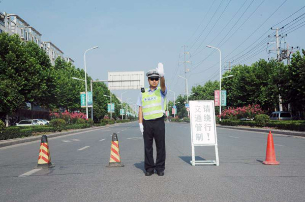 焦作交警护航员,交警护考暖心