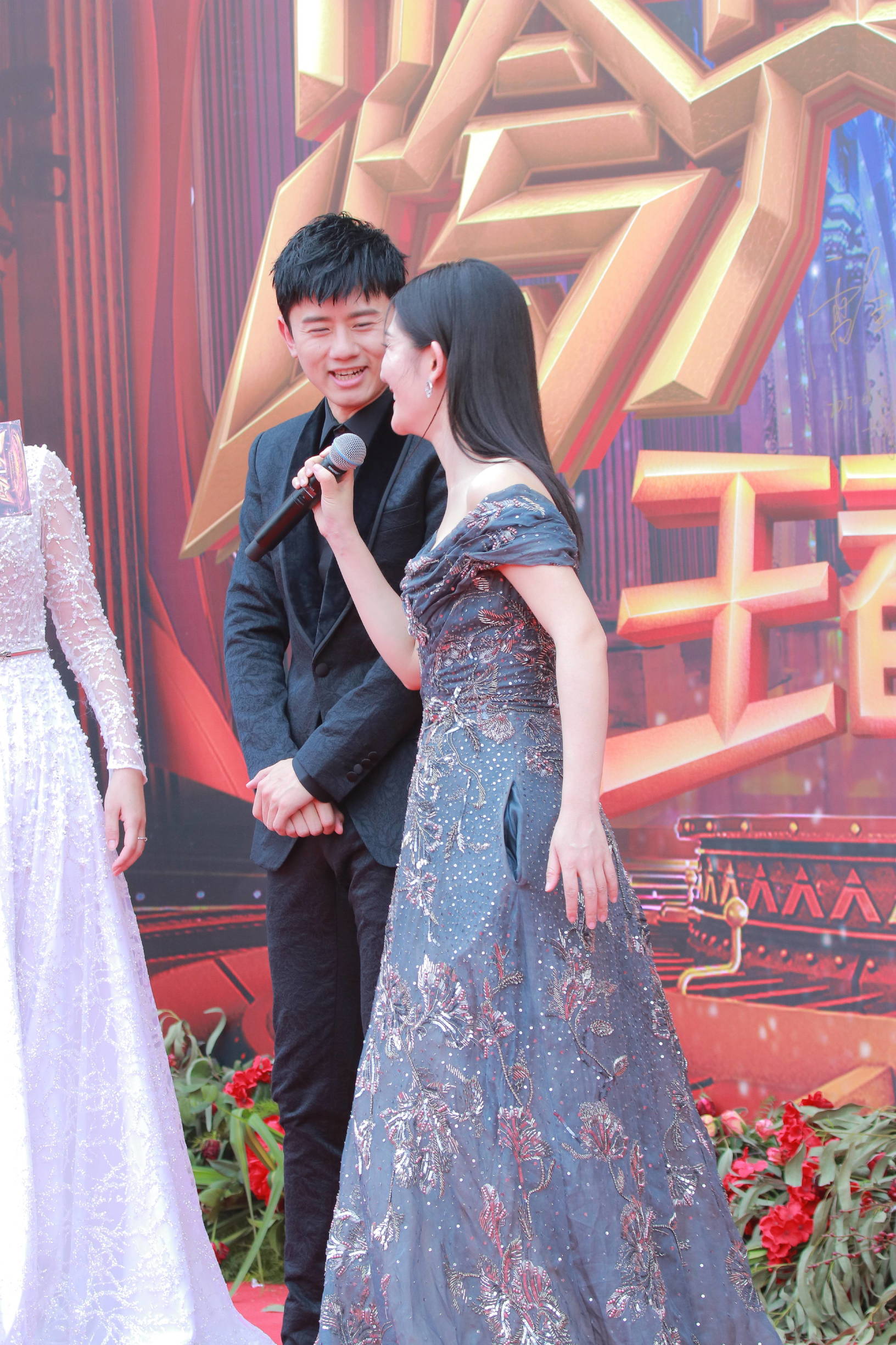 谢娜机场穿红色长裙被张杰夸赞,谢娜礼服三步一踩