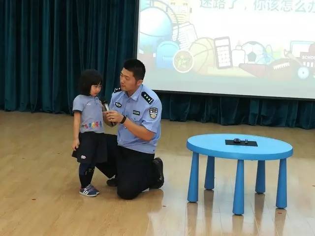 小女孩遇到陌生人搭讪怎么处理,小孩在外面遇到陌生人搭讪