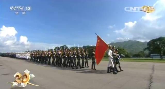 重温香港回归视频,香港回归时刻市民热血沸腾