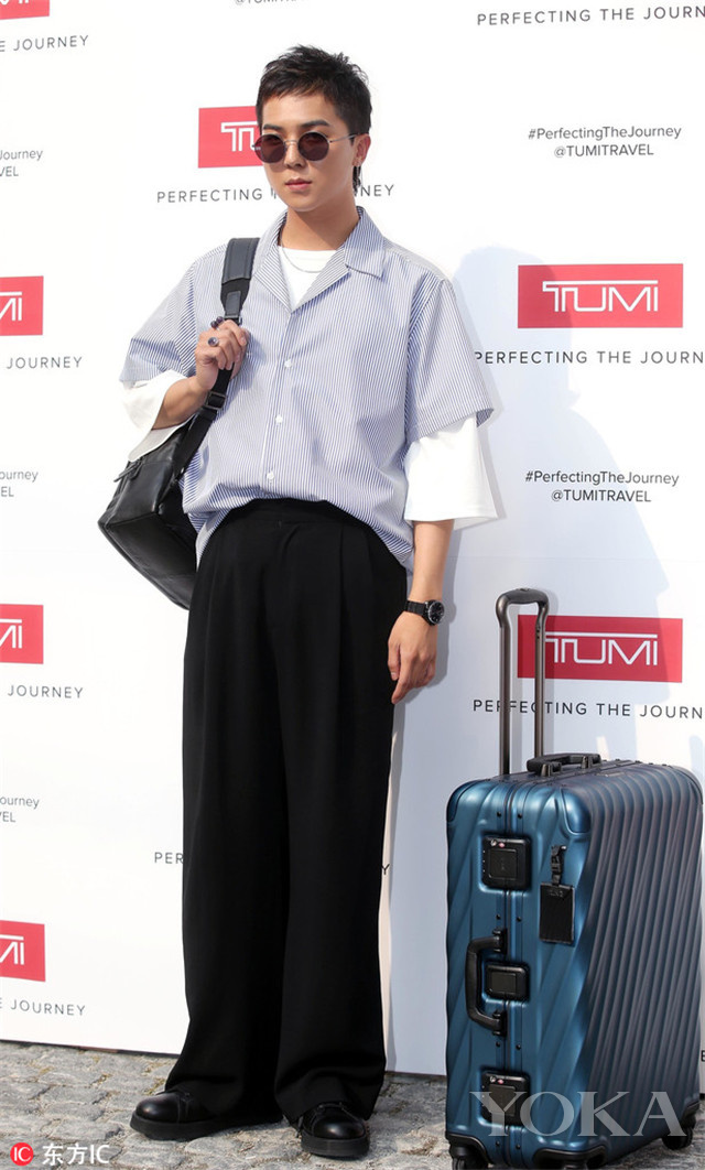 衣范追踪信你的黑裤子油光锃亮像是几年没洗了