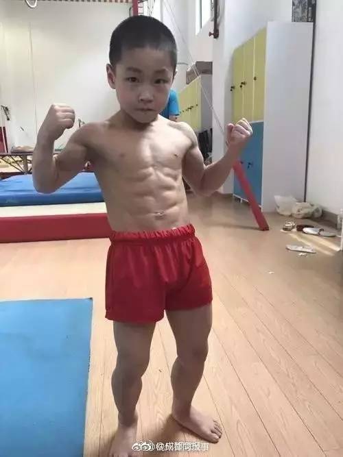 今晚读丨北京市民扎堆将天坛丹陛桥当“理疗床”