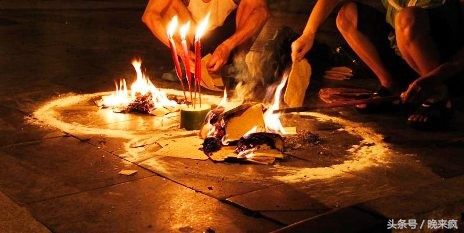 民间故事：生了孩子总是保不住夭折，碰巧朋友请了个高人算命，才明白原因！车冲压祖了！