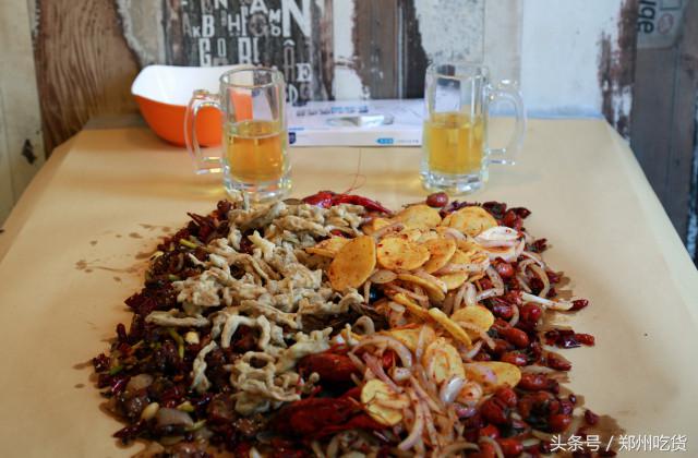 几个意思?去郑州南阳路吃海鲜,服务员你把菜倒桌上就跑?