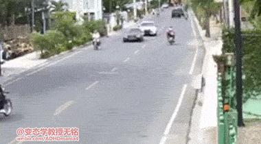 看到没？美女老师示范了分三步，分别是慢、慢、快