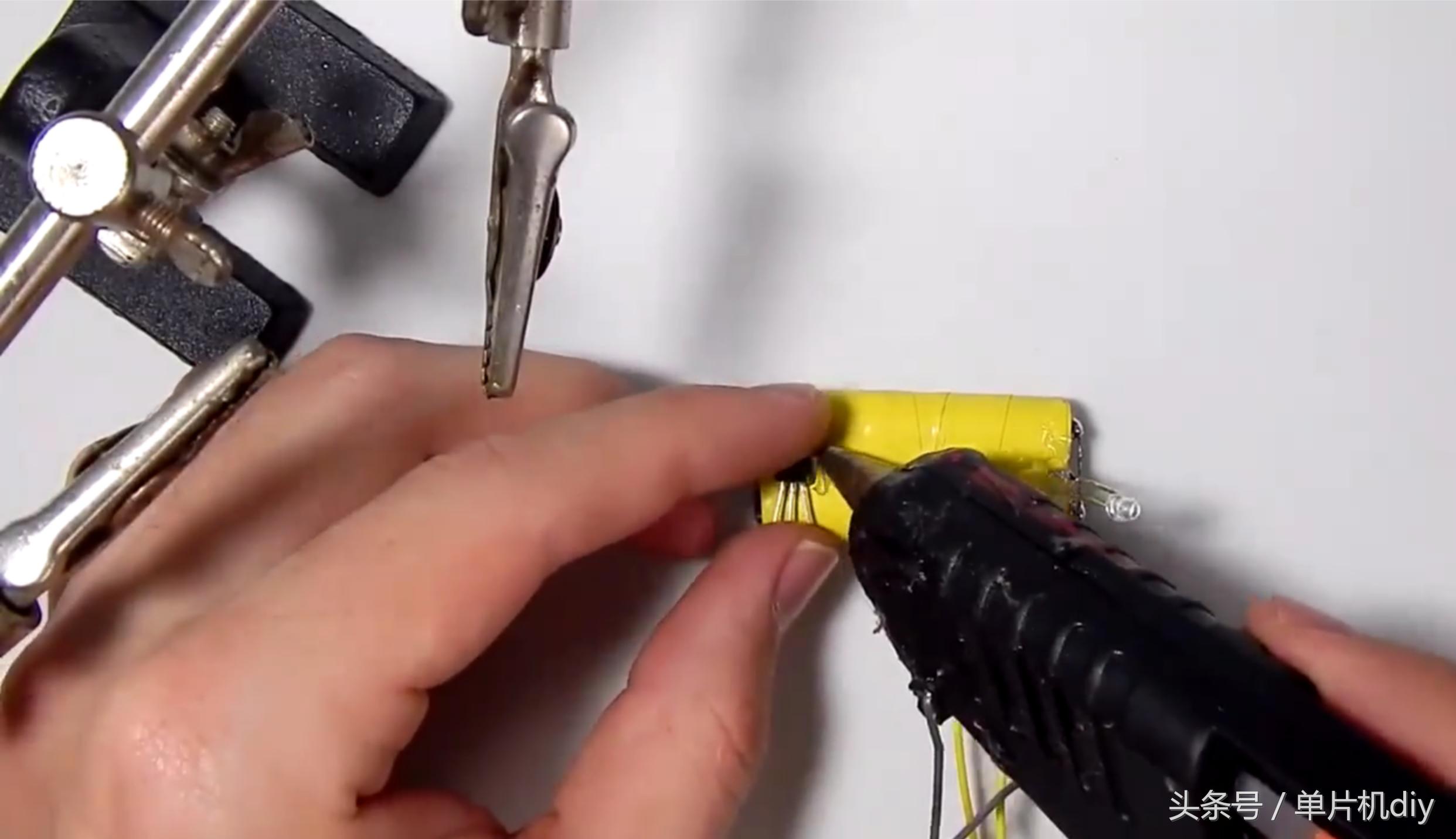 零线和火线怎么测绝缘,如何隔着绝缘层判断火线零线