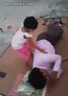 GIF,当你走在高山流水,要小心画地为牢!哈哈!走村庄里要小心!