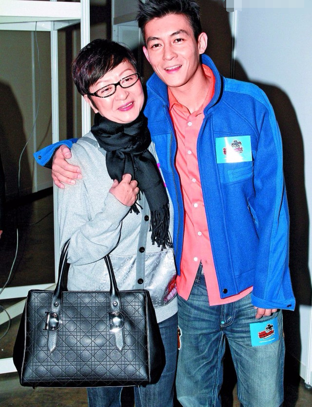 陈冠希秦舒培出游,陈冠希秦舒培旅行照