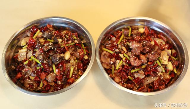 几个意思?去郑州南阳路吃海鲜,服务员你把菜倒桌上就跑?