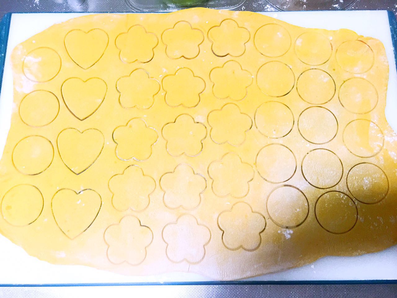 宝宝彩色手擀面的做法,纯手工手擀面制作过程