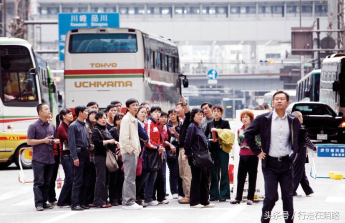 中国游客在日本抢购药品,日本商家被民众指责抬价