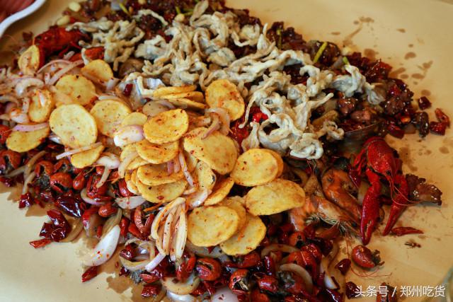 几个意思?去郑州南阳路吃海鲜,服务员你把菜倒桌上就跑?