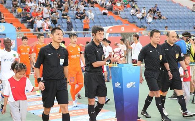 主教练怒怼cba裁判后又怒砸技术台,中超名帅怒斥裁判被红牌罚下