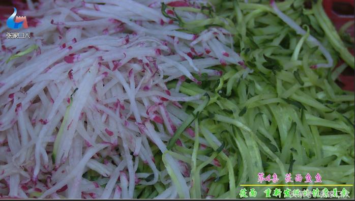 看农村大嫂搓莜面鱼鱼，就像读五线谱一样，莜面鱼鱼确实很好吃，再配上羊肉蘑菇汤，真是一绝！