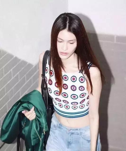 你还没有一件背心出街？那你一定是过了个假夏天！可儿，霉霉，蕾哈娜都爱的它你怎么可以没有？