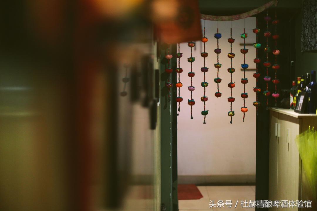 逃亡酒吧有温婉纯真的纳西族姑娘,有橙黄温暖的钨丝小吊灯,还有的,便是那陪伴旅者多年的民谣吉他