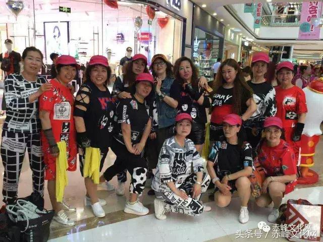 人老心不老的旗袍阿姨走秀,辣妈人老心不老原版