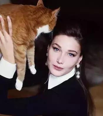 她是女版“王思聪”出身，却打出一手比他更好的牌，法国第一夫人布吕尼独特人生无须比较！