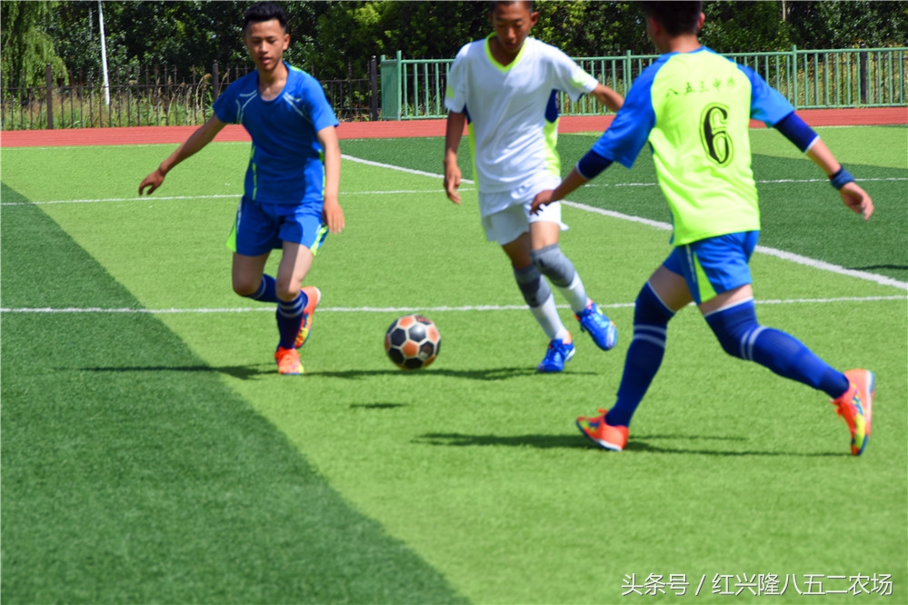 红管局校园足球赛在八五二中学进行
