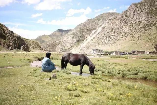 谁不是一边自信一边自卑,谁不是身负千斤重句子
