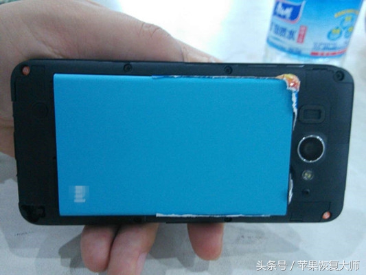 手机不能拆电池是在逼你换手机？停一下，瞅准了再开喷！