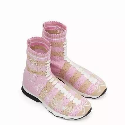 杨幂一口气买了十双的鞋,杨幂穿的薄荷绿运动鞋