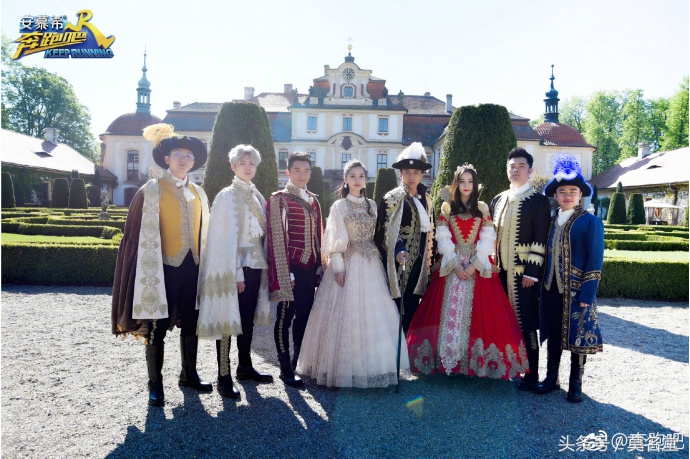 鹿晗换了金色的戒指,鹿晗转戒指