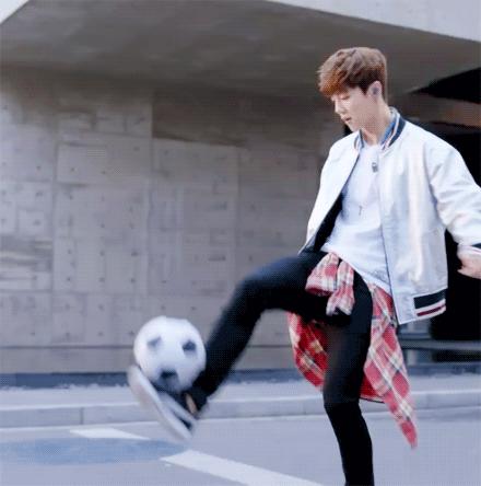 当易烊千玺碰到王俊凯,当易烊千玺和你在人海中对视