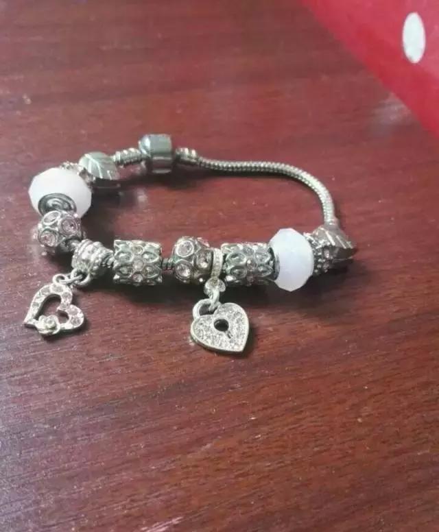 公司有个妹子收到了假的潘多拉手链，结果