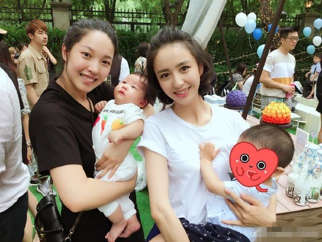 佟丽娅不接戏安心在家照顾朵朵母爱不减，网友：杨幂多向姐姐学习