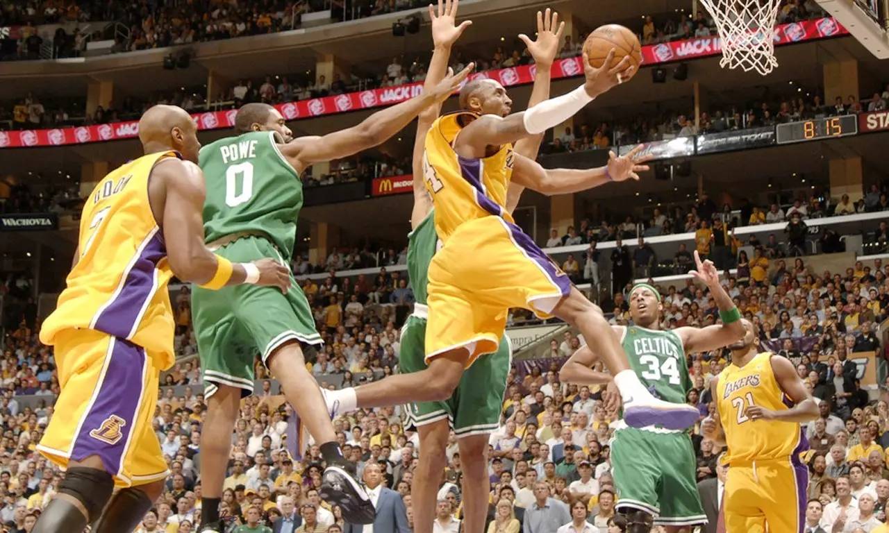 科比手指脱臼是哪场比赛,科比手指脱臼现场掰回