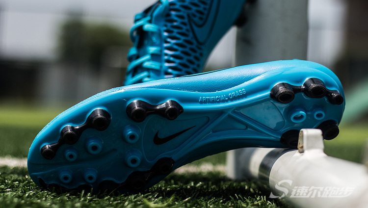 足球入门球鞋推荐,地毯草适合哪种球鞋