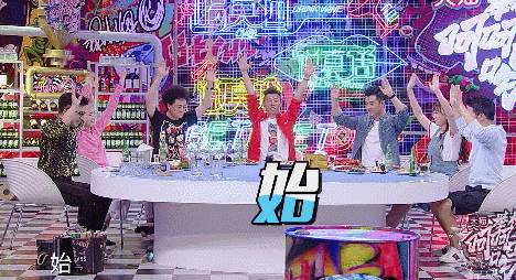 举杯呵呵喝胡海泉,胡海泉尬聊