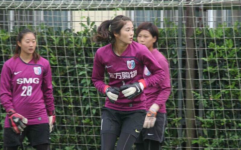 比赛未结束就冲进球场辱骂对方女球员的上海领队，竟然是个男的！